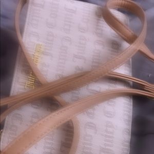 the reason i am selling this bag is because it was a gift but the person has gon